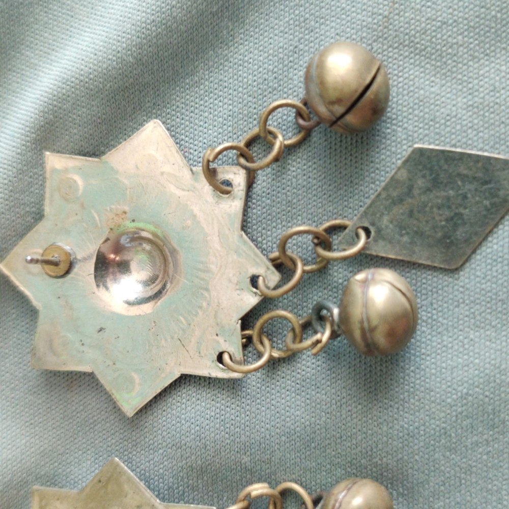 Vintage Gold Metal Earrings - Picture 3 of 3